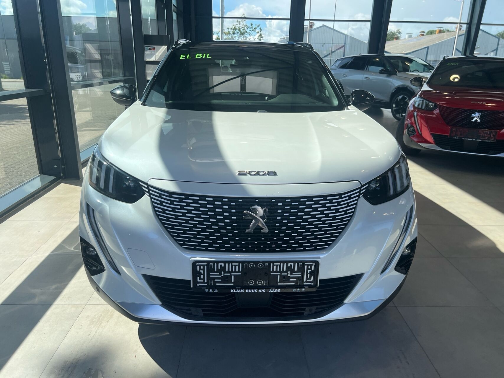 Hvid Peugeot e-2008 fra 2022