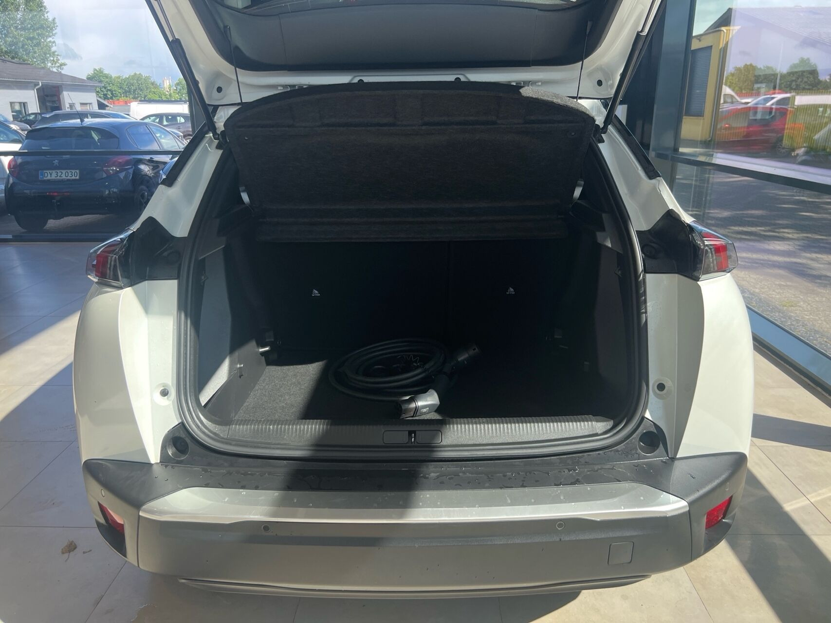 Hvid Peugeot e-2008 fra 2022