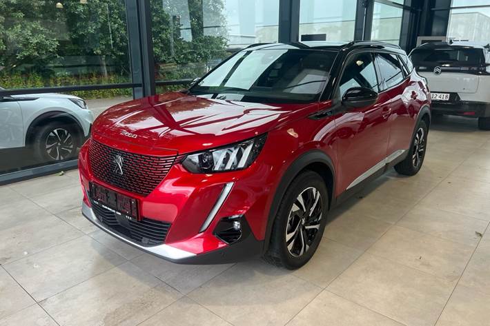 Rød Peugeot e-2008 fra 2022
