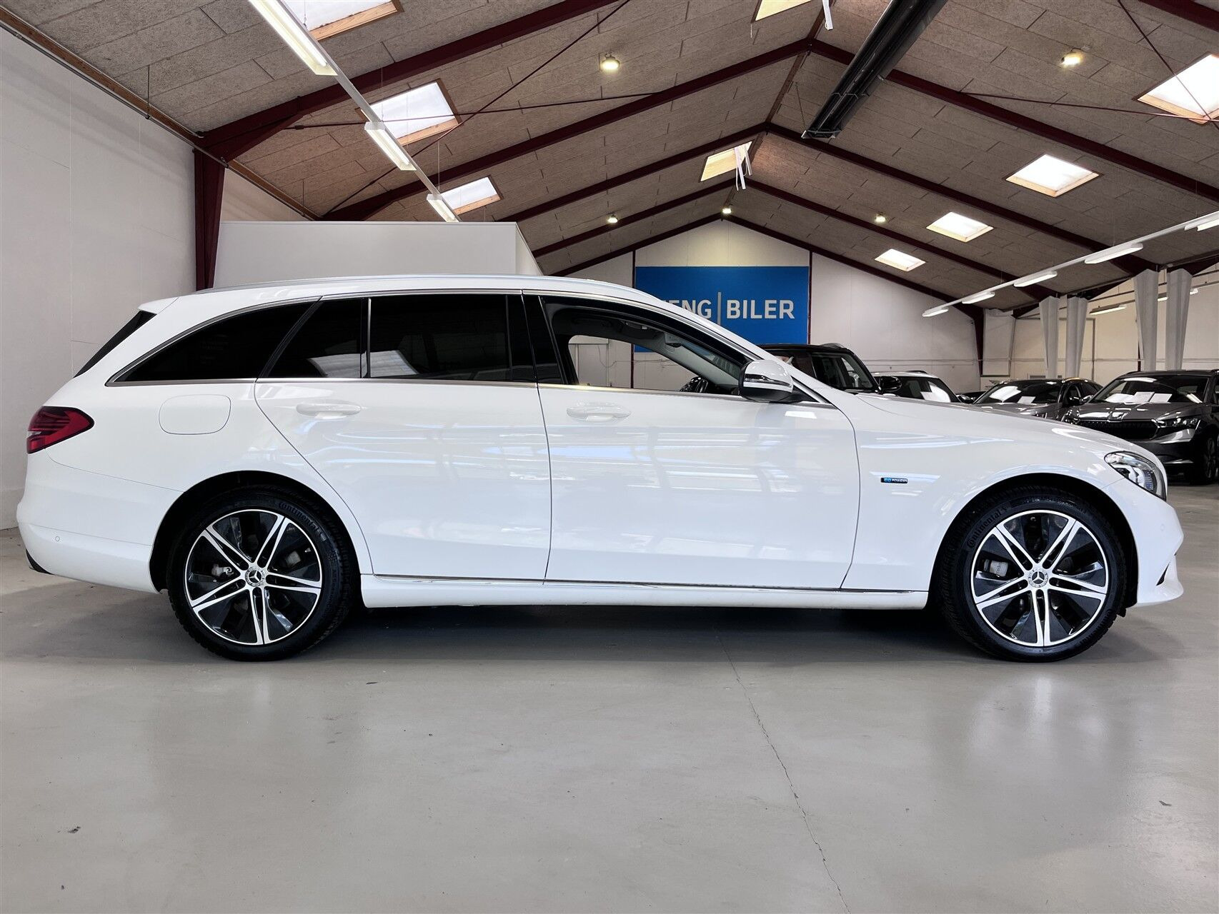 Hvid Mercedes C300 de fra 2020