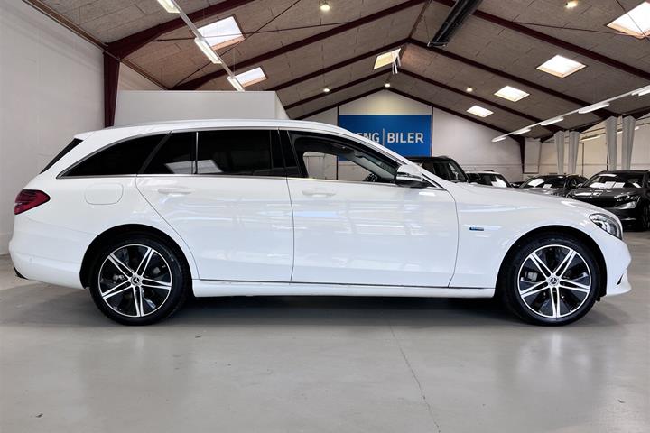 Hvid Mercedes C300 de fra 2020