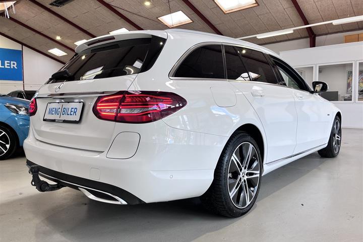 Hvid Mercedes C300 de fra 2020