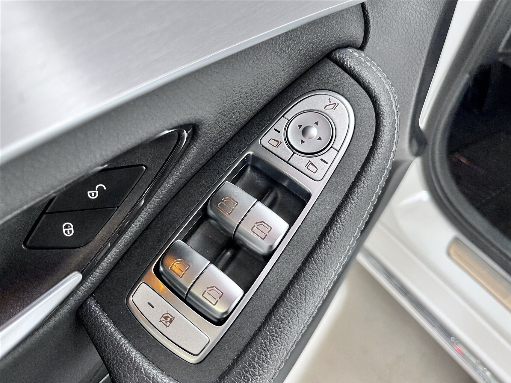 Hvid Mercedes C300 de fra 2020