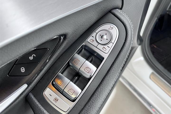 Hvid Mercedes C300 de fra 2020