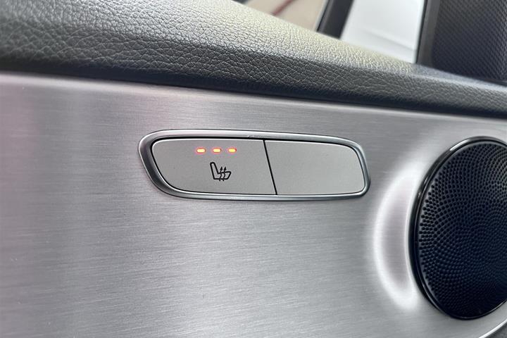 Hvid Mercedes C300 de fra 2020