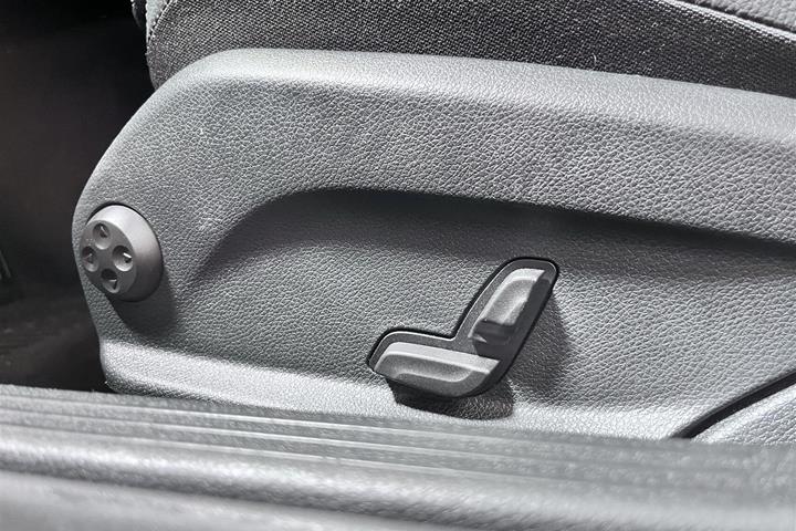 Hvid Mercedes C300 de fra 2020