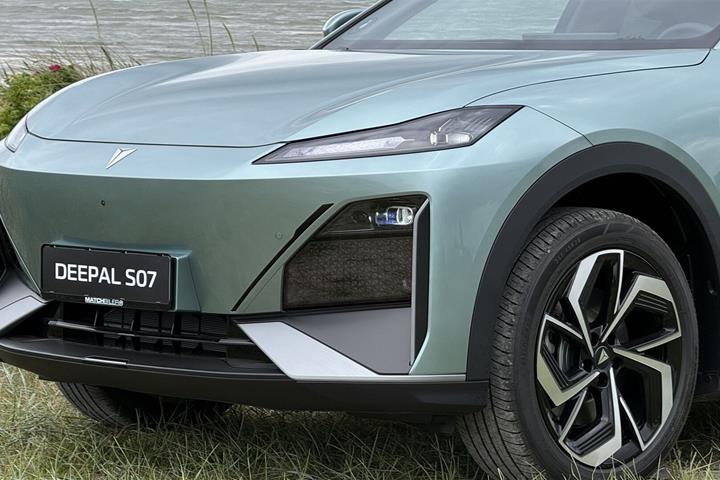 Grøn Changan Deepal S07 fra 2026 set udefra