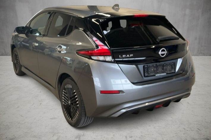 Grå Nissan Leaf fra 2023