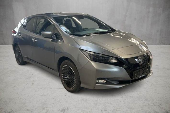 Grå Nissan Leaf fra 2023