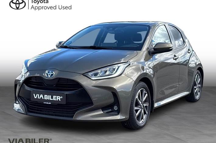 Bronze Toyota Yaris fra 2021 set udefra