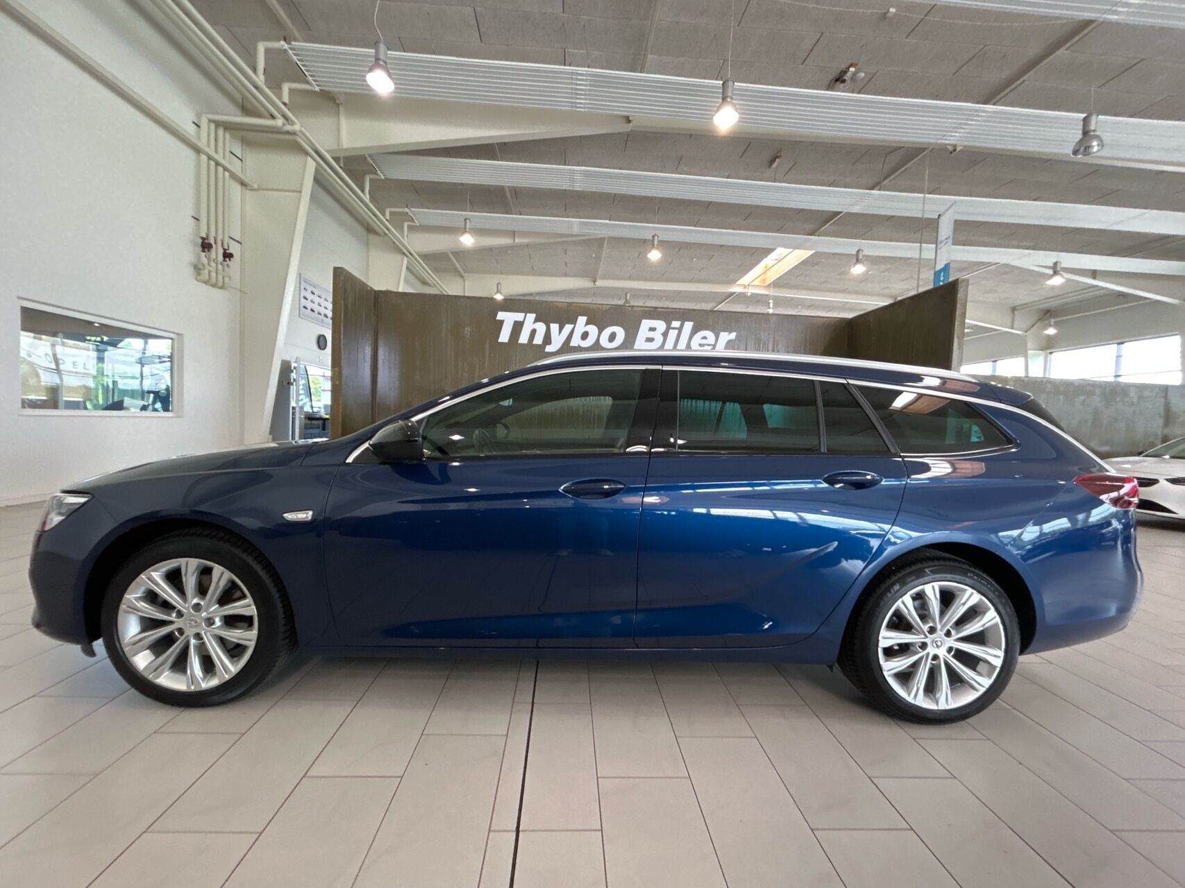 Blå Opel Insignia fra 2021