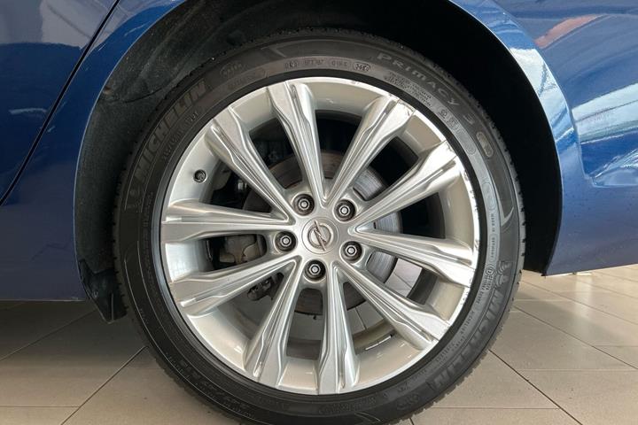 Blå Opel Insignia fra 2021
