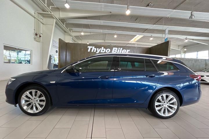 Blå Opel Insignia fra 2021
