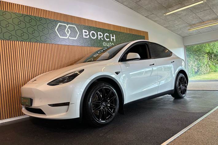Hvid Tesla Model Y fra 2021 set udefra