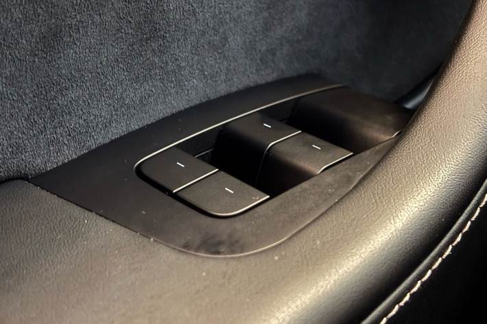 Hvid Tesla Model Y fra 2021