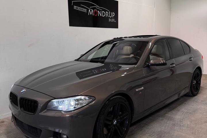 Brun BMW 550i fra 2014 set udefra
