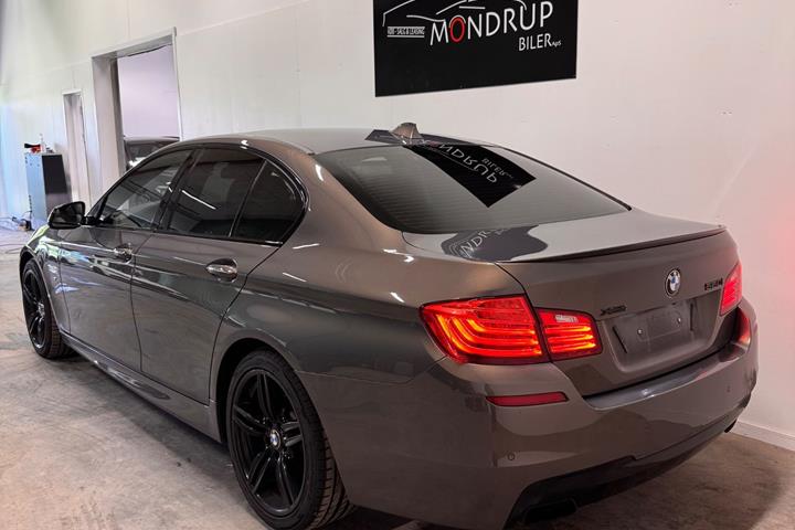 Brun BMW 550i fra 2014 set udefra