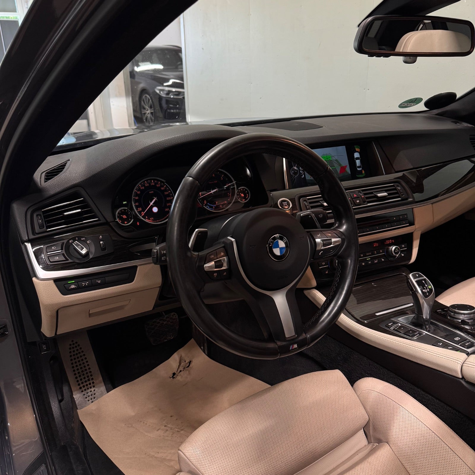 Brun BMW 550i fra 2014 set indefra