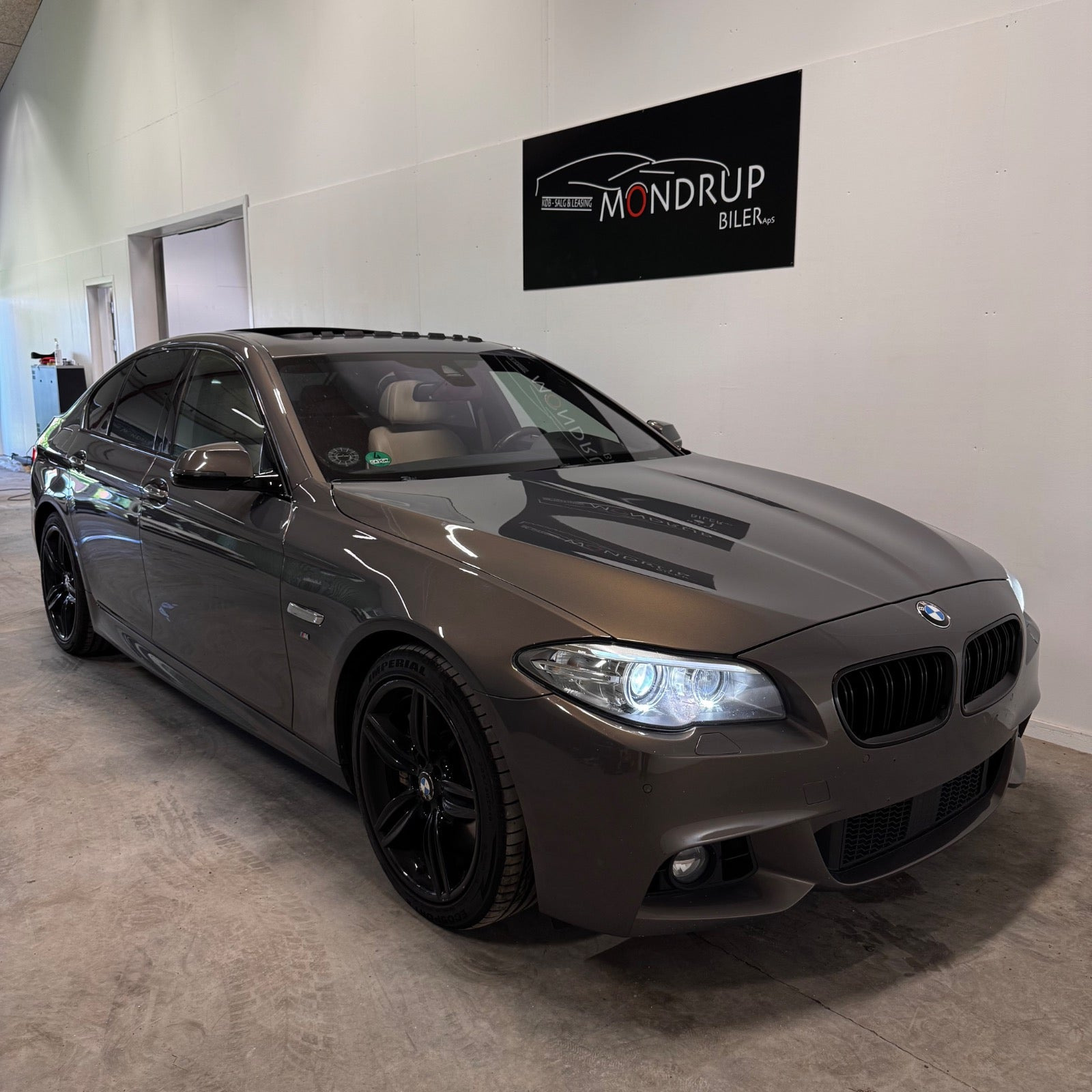 Brun BMW 550i fra 2014 set udefra