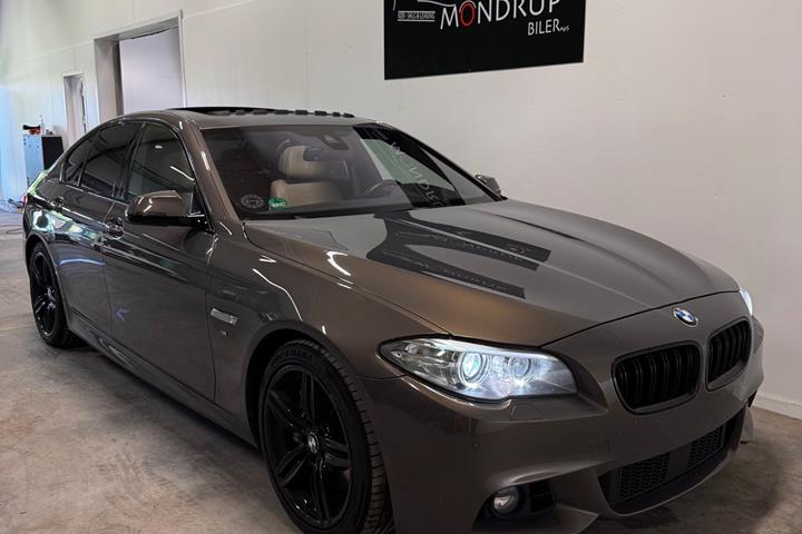 Brun BMW 550i fra 2014 set udefra
