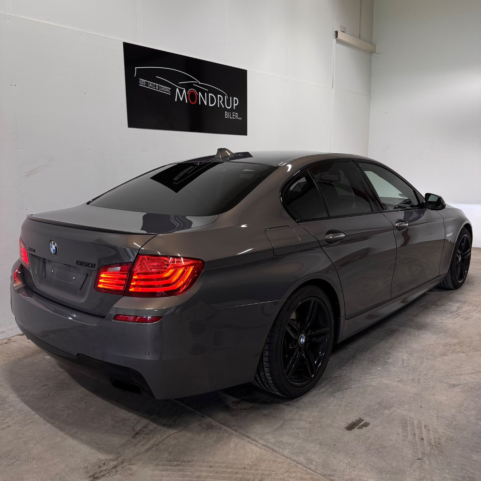 Brun BMW 550i fra 2014 set udefra