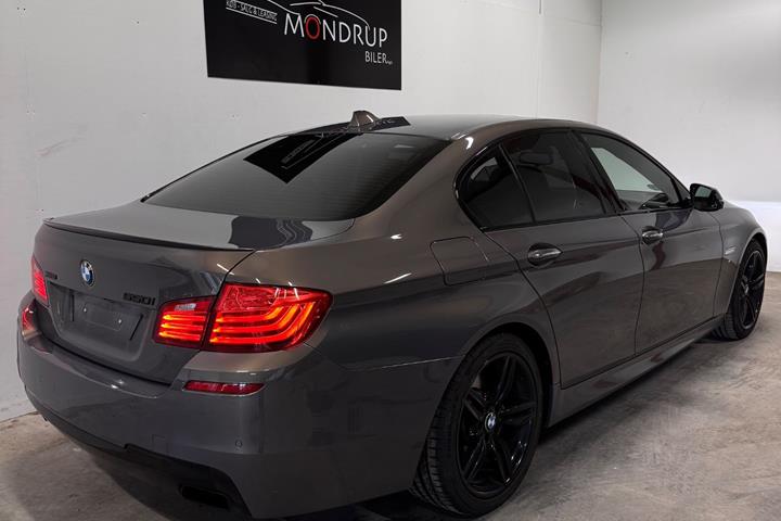 Brun BMW 550i fra 2014 set udefra
