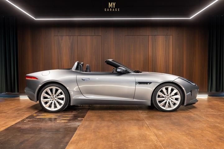 Grå Jaguar F-Type fra 2013