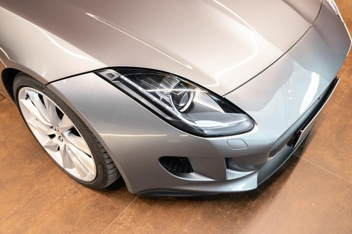 Grå Jaguar F-Type fra 2013