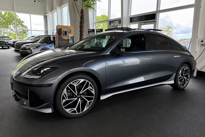 Grå Hyundai Ioniq 6 fra 2024 set udefra