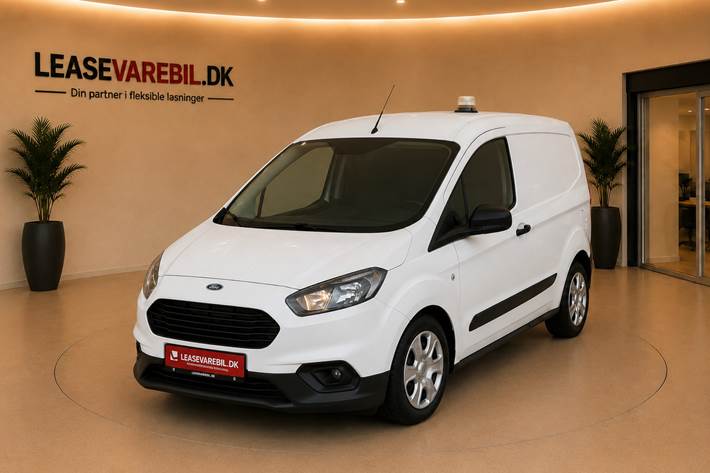 Hvid Ford Transit Courier fra 2019 set udefra
