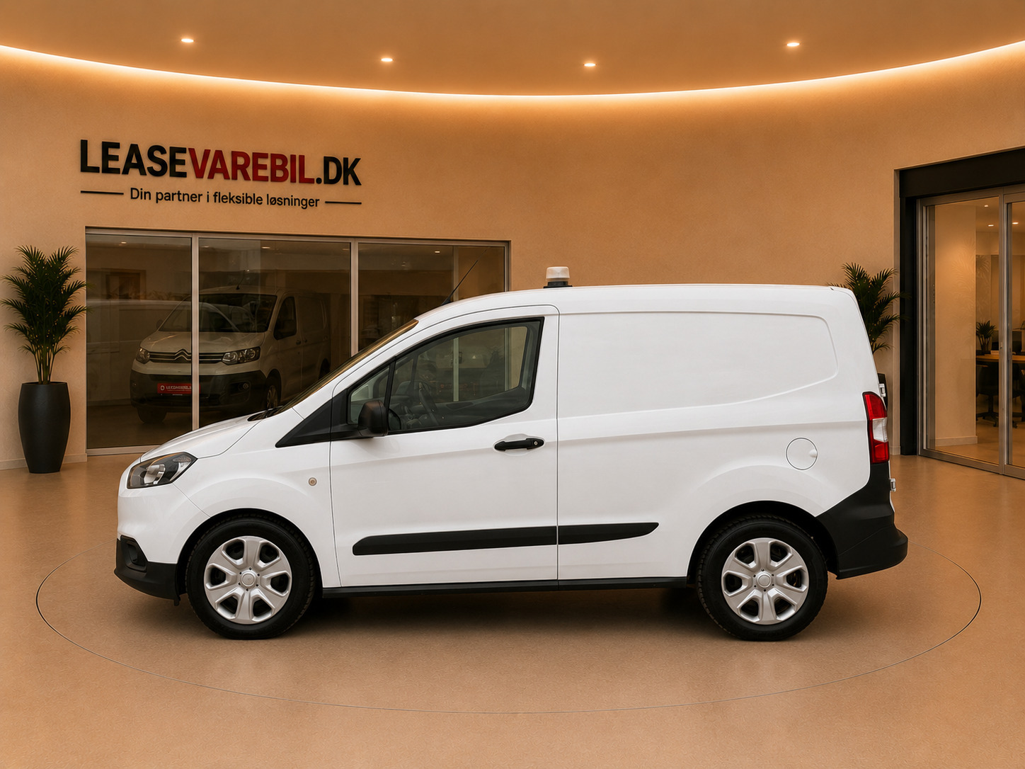 Hvid Ford Transit Courier fra 2019