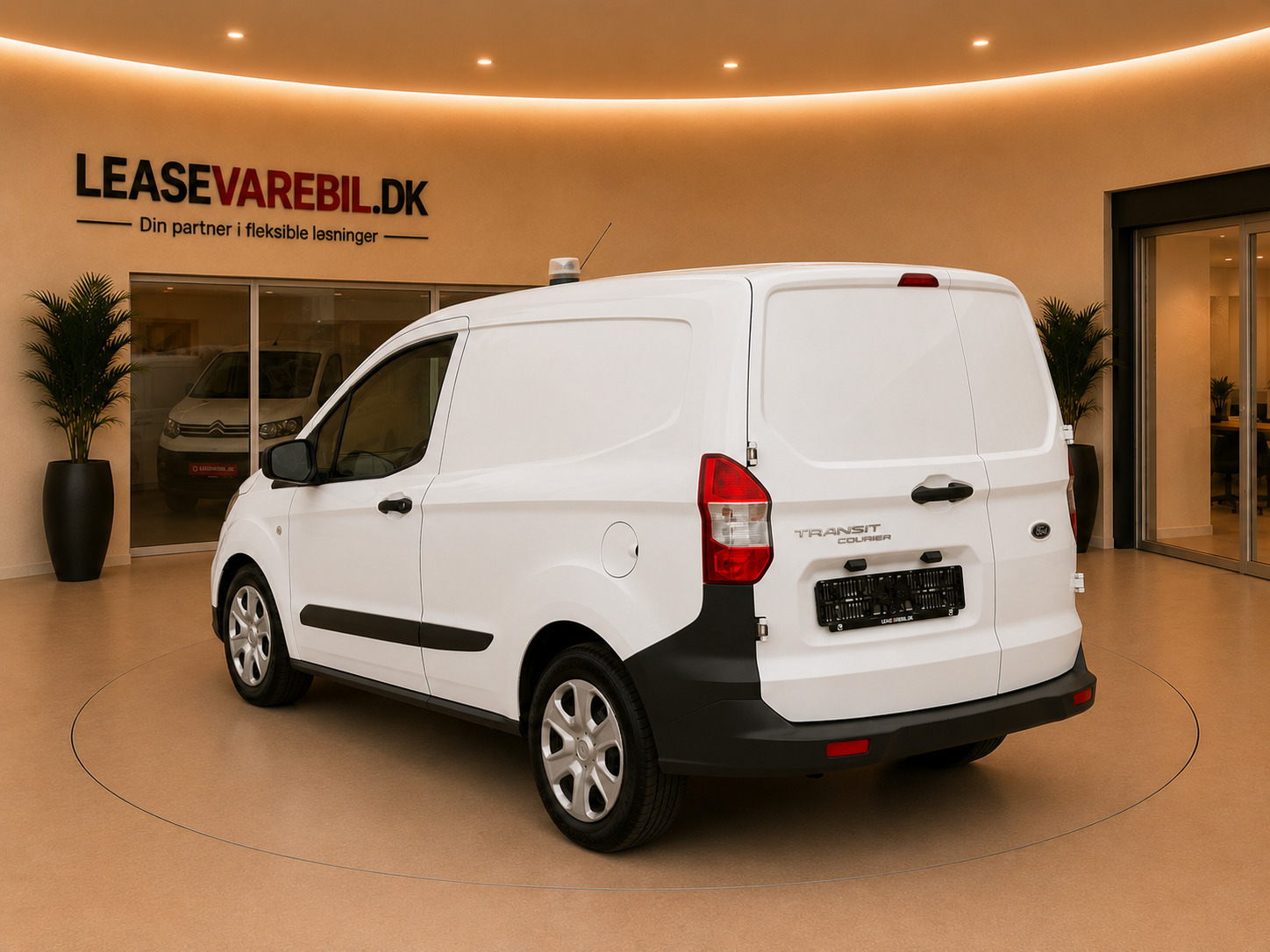 Hvid Ford Transit Courier fra 2019