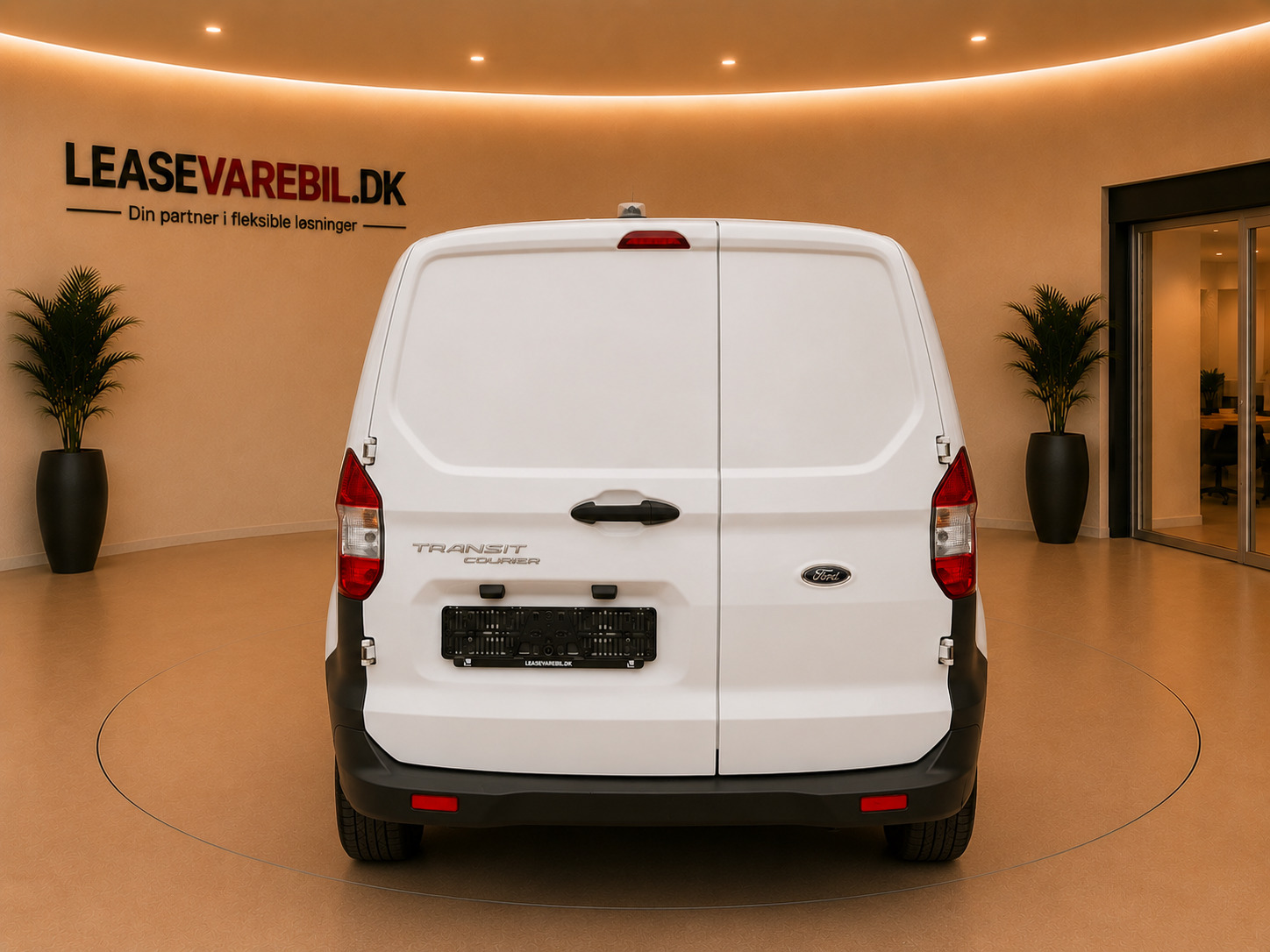 Hvid Ford Transit Courier fra 2019