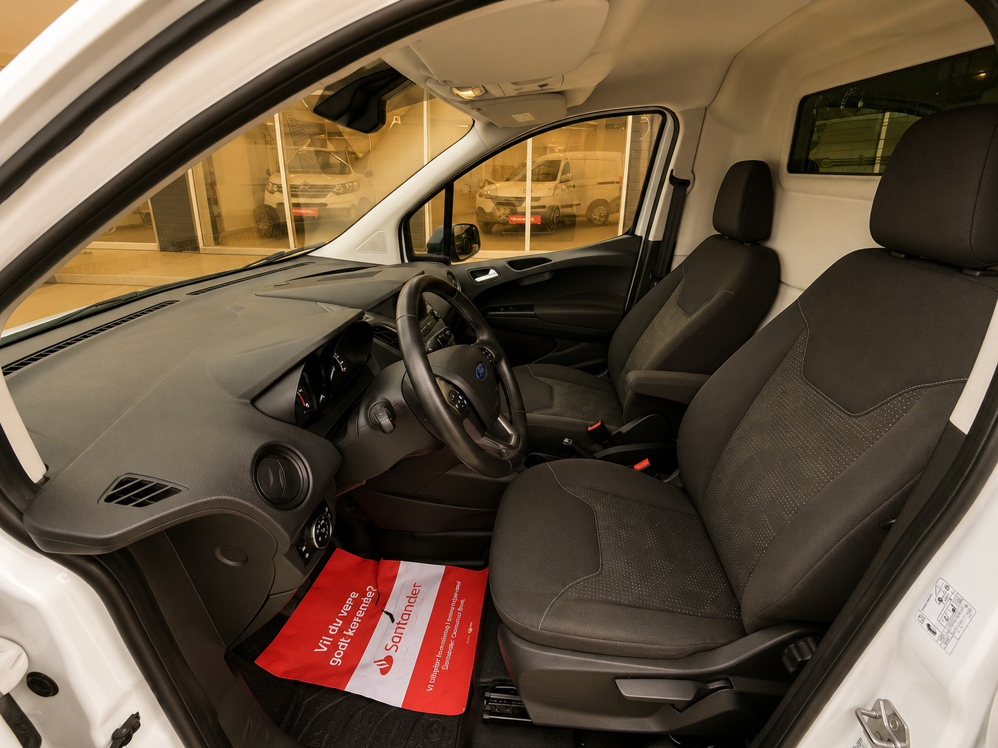 Hvid Ford Transit Courier fra 2019