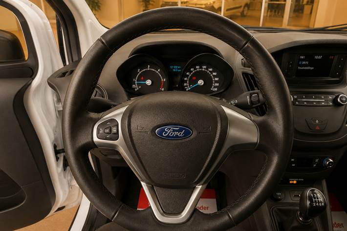 Hvid Ford Transit Courier fra 2019