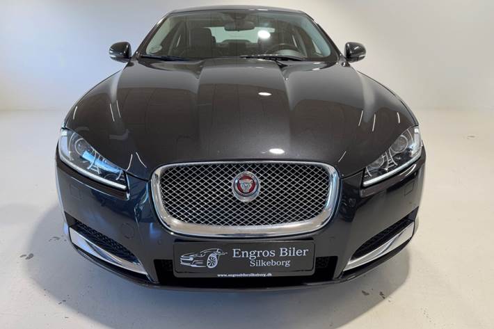 Grå Jaguar XF fra 2015