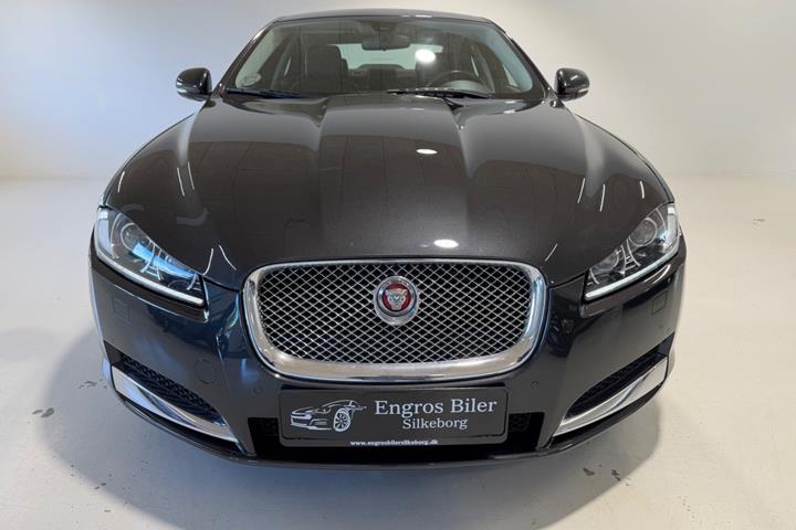 Grå Jaguar XF fra 2015