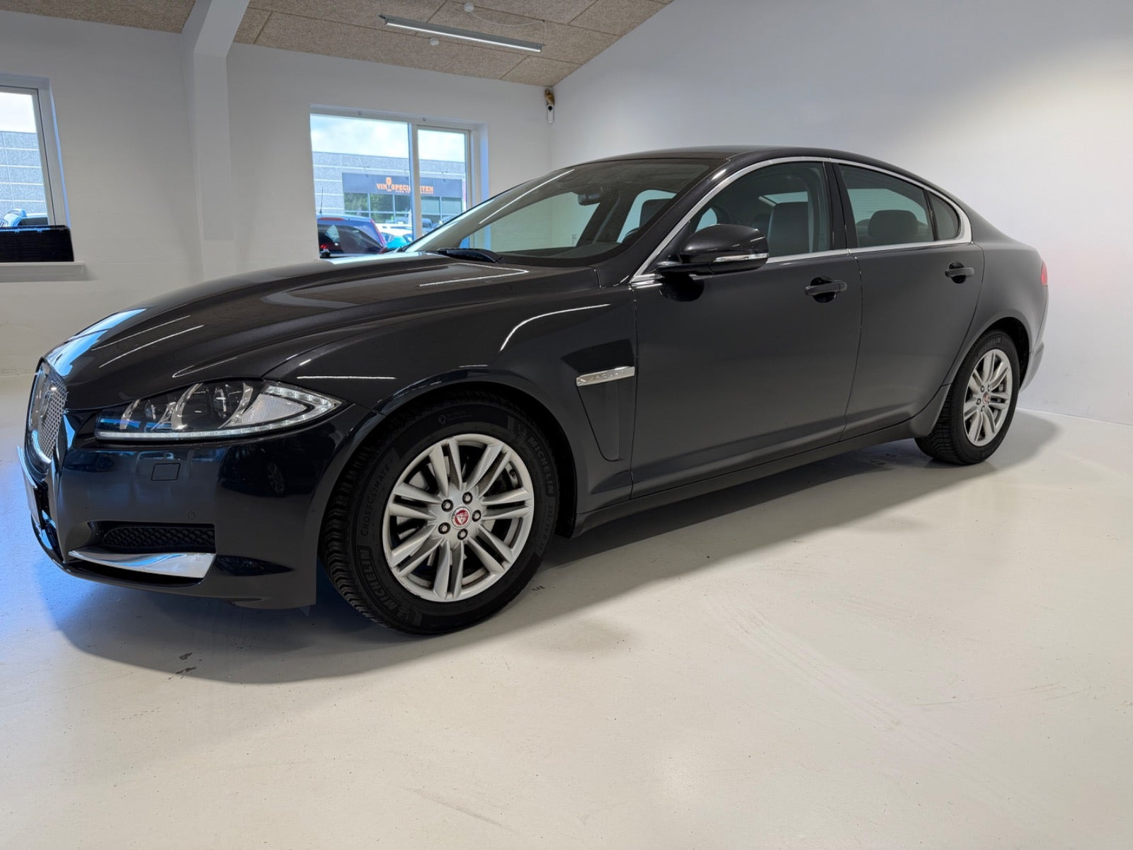 Grå Jaguar XF fra 2015