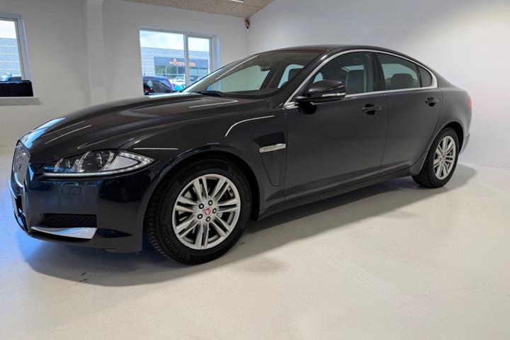 Grå Jaguar XF fra 2015