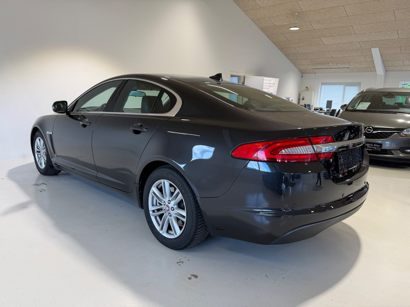 Grå Jaguar XF fra 2015