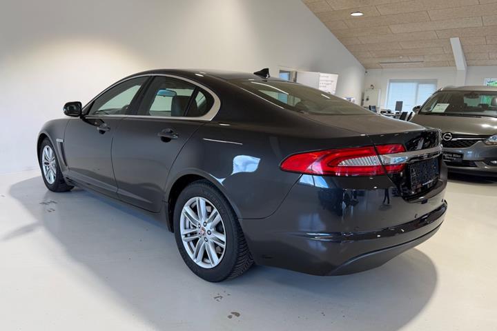 Grå Jaguar XF fra 2015