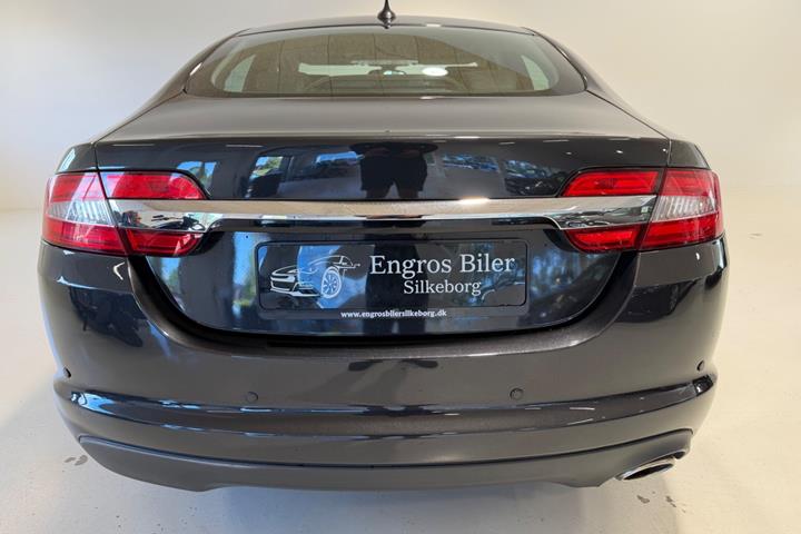 Grå Jaguar XF fra 2015