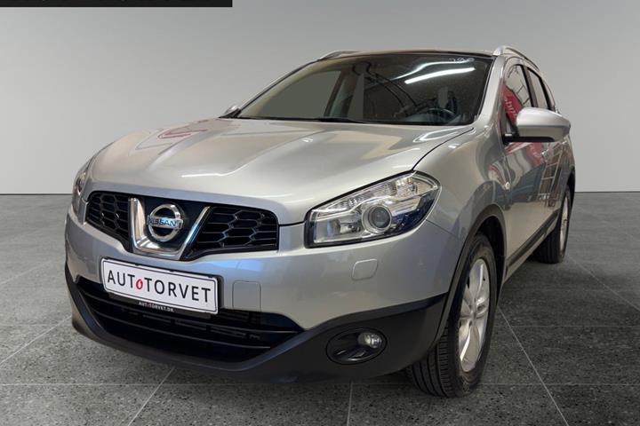 Sølv Nissan Qashqai+2 fra 2012 set udefra