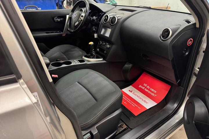 Sølv Nissan Qashqai+2 fra 2012