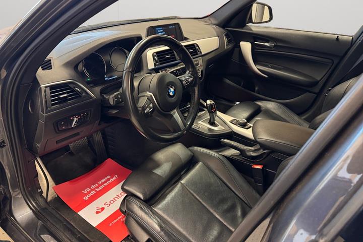 Grå BMW 118i fra 2019