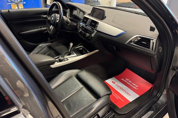 Grå BMW 118i fra 2019