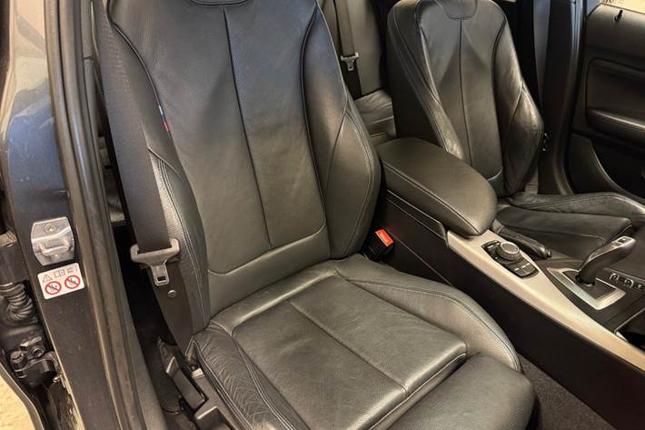 Grå BMW 118i fra 2019