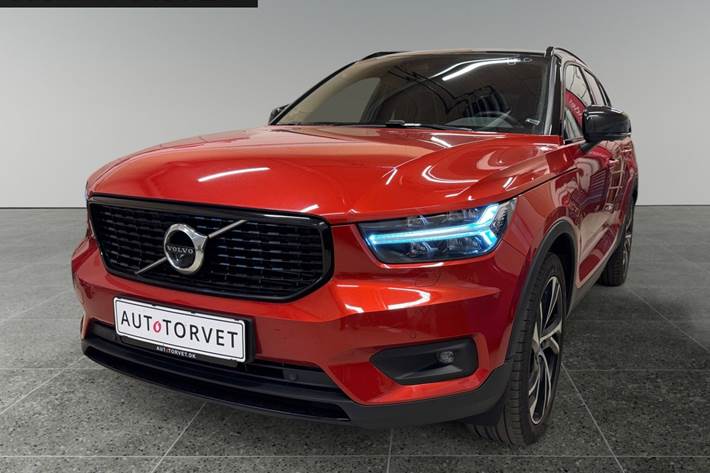 Rød Volvo XC40 fra 2022 set udefra