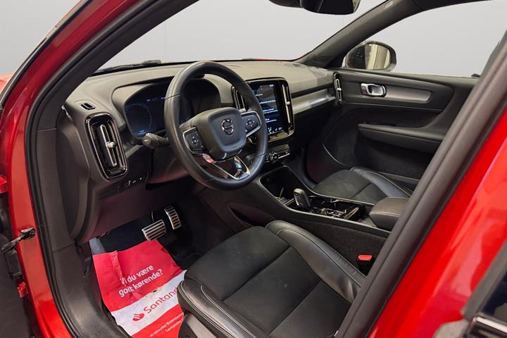 Rød Volvo XC40 fra 2022