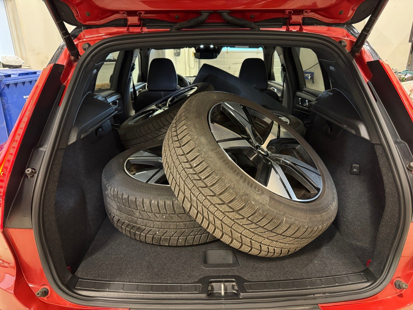 Rød Volvo XC40 fra 2022